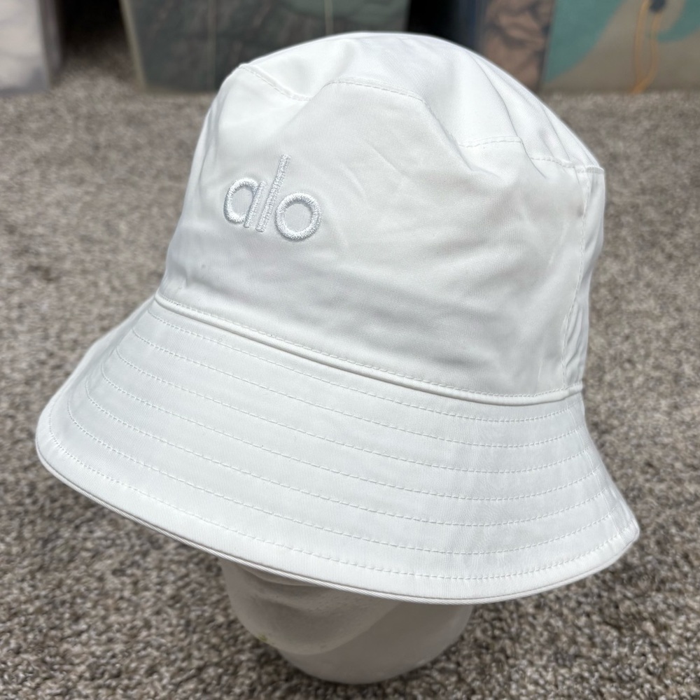 NWT Alo Yoga Weekender Bucket Hat